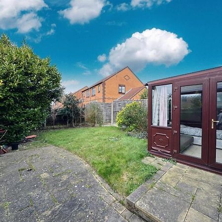 Clove, 3-4 Bed House With Garden, Free Parking, Sleeps 9 In Grays & Chafford Hundred Stifford Exterior foto