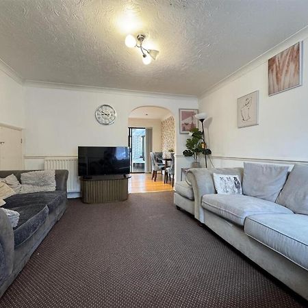 Clove, 3-4 Bed House With Garden, Free Parking, Sleeps 9 In Grays & Chafford Hundred Stifford Exterior foto