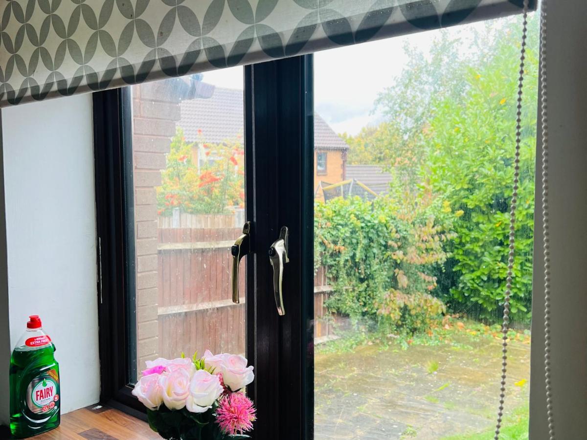 Clove, 3-4 Bed House With Garden, Free Parking, Sleeps 9 In Grays & Chafford Hundred Stifford Exterior foto