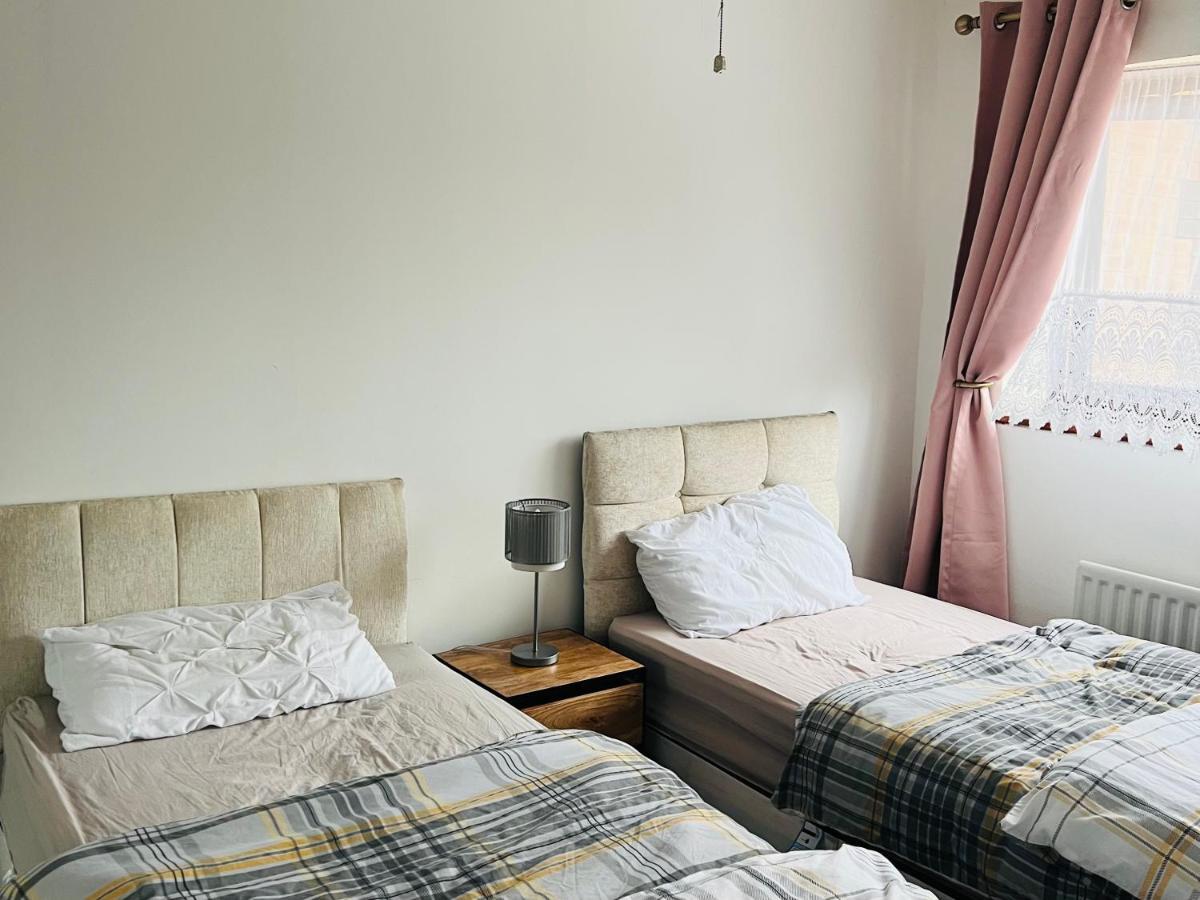 Clove, 3-4 Bed House With Garden, Free Parking, Sleeps 9 In Grays & Chafford Hundred Stifford Exterior foto