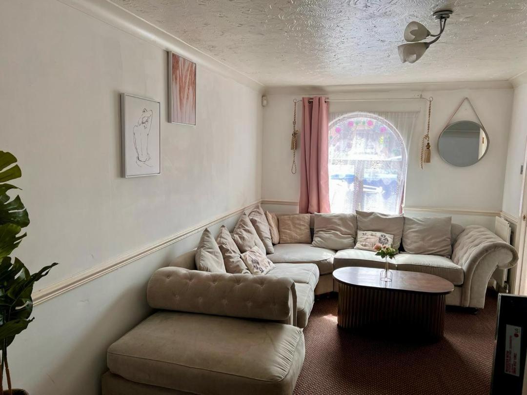 Clove, 3-4 Bed House With Garden, Free Parking, Sleeps 9 In Grays & Chafford Hundred Stifford Exterior foto