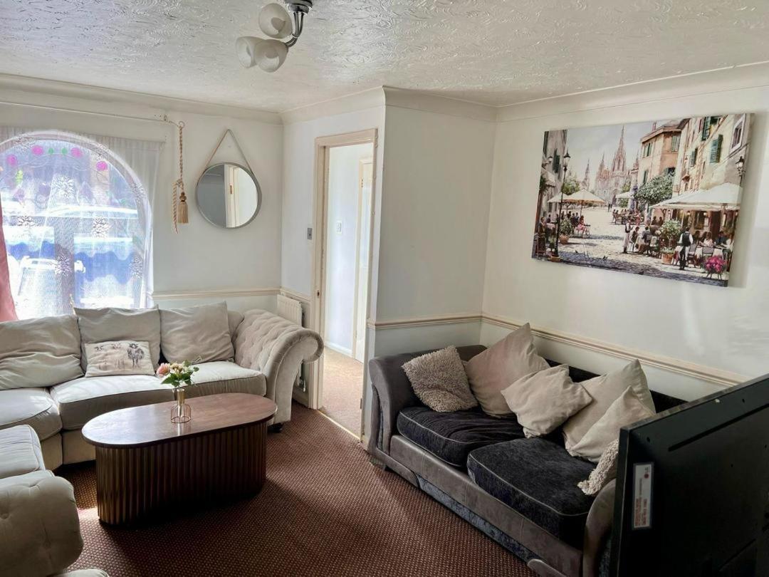 Clove, 3-4 Bed House With Garden, Free Parking, Sleeps 9 In Grays & Chafford Hundred Stifford Exterior foto