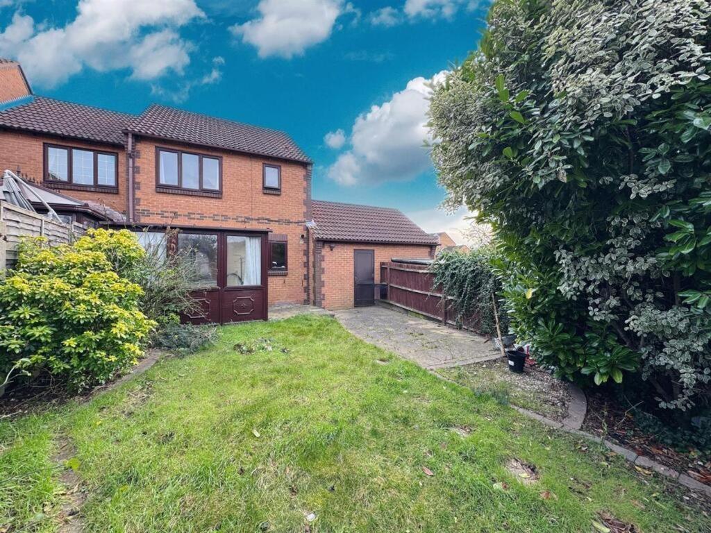 Clove, 3-4 Bed House With Garden, Free Parking, Sleeps 9 In Grays & Chafford Hundred Stifford Exterior foto