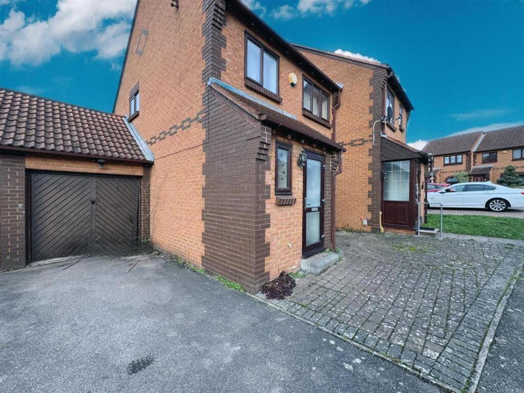 Clove, 3-4 Bed House With Garden, Free Parking, Sleeps 9 In Grays & Chafford Hundred Stifford Exterior foto