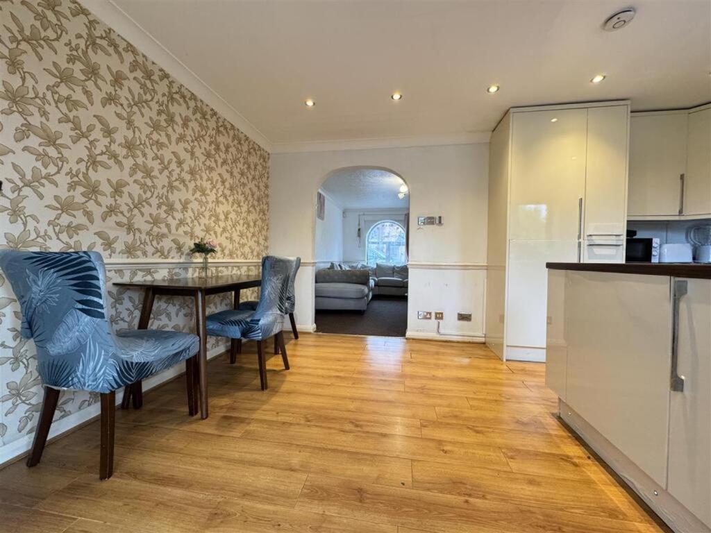 Clove, 3-4 Bed House With Garden, Free Parking, Sleeps 9 In Grays & Chafford Hundred Stifford Exterior foto